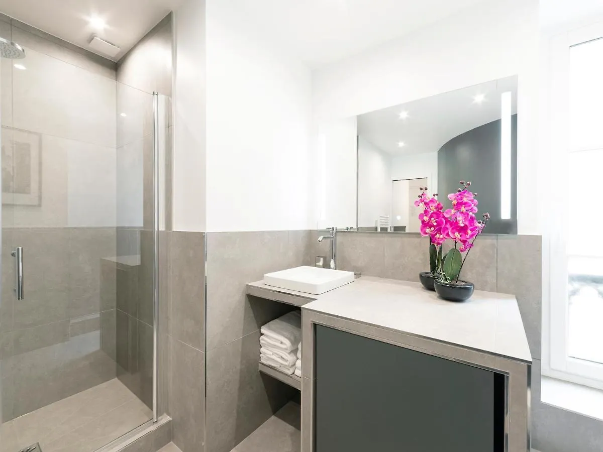 Livinparis - Luxury 3 Bedrooms Le Louvre II Francia